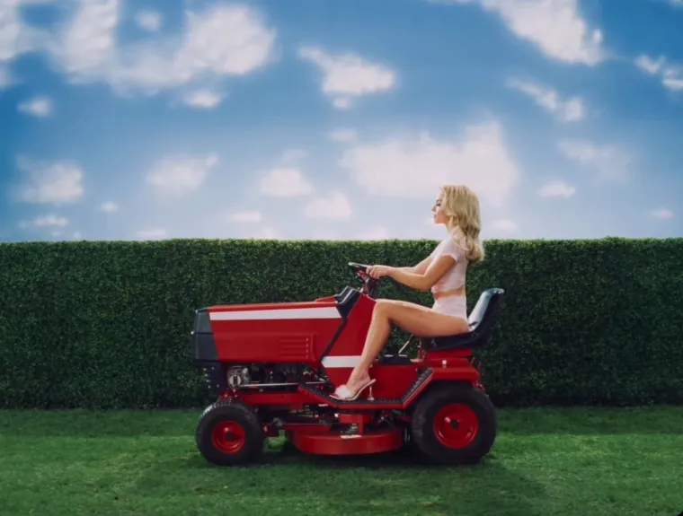 Pogledajte kako je Sydney Sweeney zapalila dru&scaron;tvene mreže u čipkastom donjem rublju među ružama