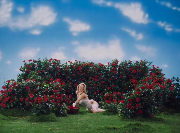 Pogledajte kako je Sydney Sweeney zapalila dru&scaron;tvene mreže u čipkastom donjem rublju među ružama