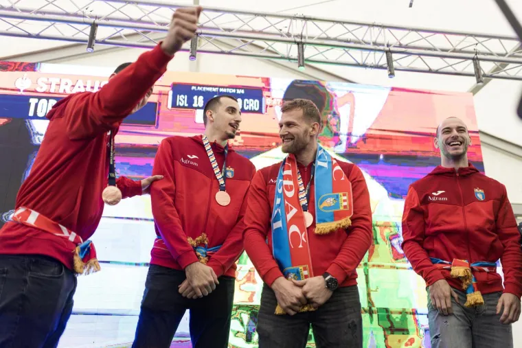Nisu medalje bile u fokusu: Jedan detalj na rukometa&scaron;ima obilježio povratak rodnom mjestu