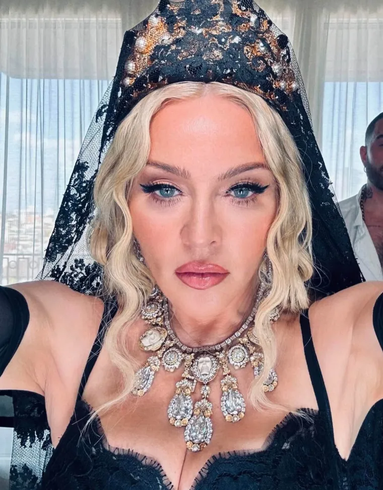 Možete li vjerovati da Madonna ima skoro 70 godina? Izgleda kao da joj je vrijeme stalo