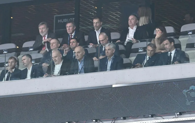 Legendarni Vatreni u Stožicama, ali nije jedini poznati: Pogledajte tko sjedi pored Čeferina