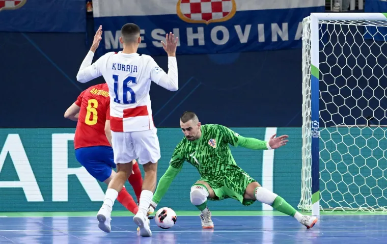 Legendarni Vatreni u Stožicama, ali nije jedini poznati: Pogledajte tko sjedi pored Čeferina