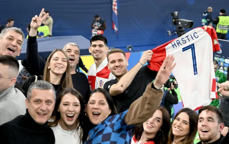 Legendarni Vatreni u Stožicama, ali nije jedini poznati: Pogledajte tko sjedi pored Čeferina