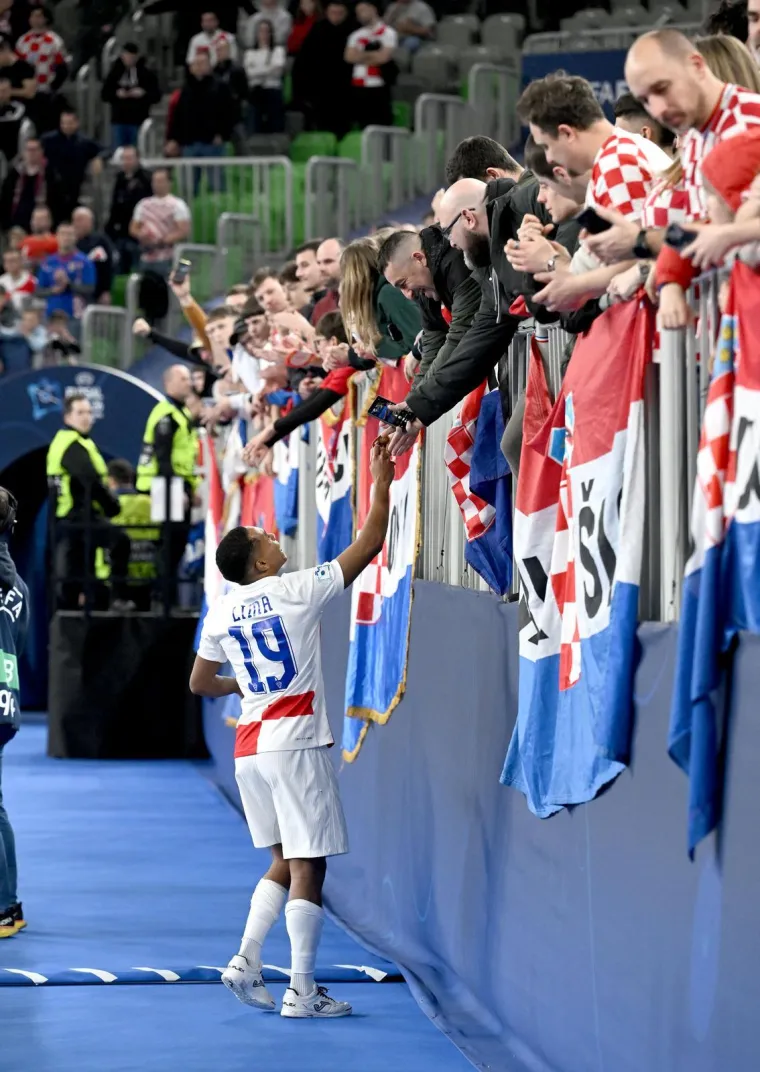 Legendarni Vatreni u Stožicama, ali nije jedini poznati: Pogledajte tko sjedi pored Čeferina