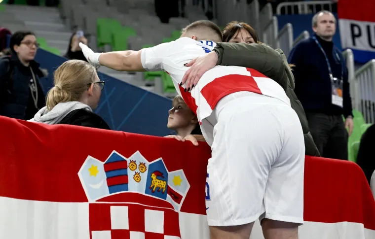 Legendarni Vatreni u Stožicama, ali nije jedini poznati: Pogledajte tko sjedi pored Čeferina