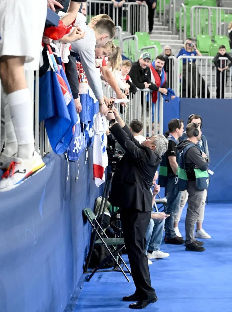 Legendarni Vatreni u Stožicama, ali nije jedini poznati: Pogledajte tko sjedi pored Čeferina