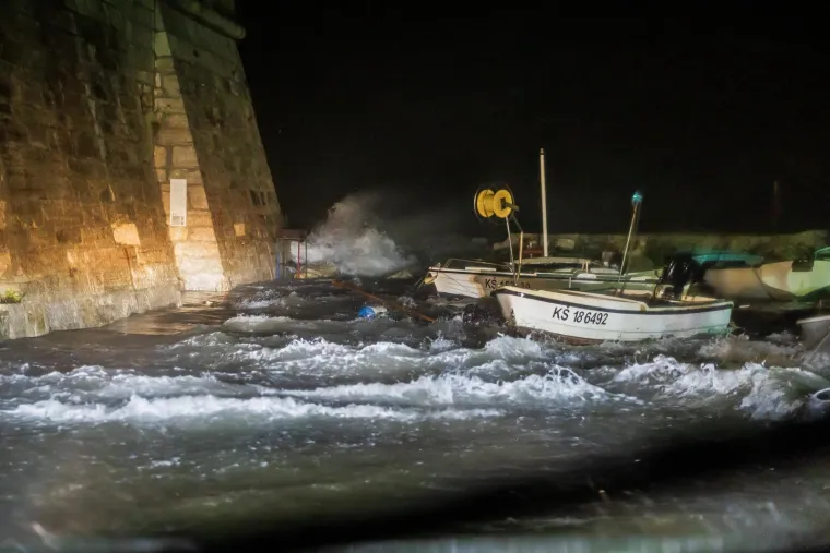 Poplavljeni objekti, kuće, riva i ulice: Pogledajte nezapamćene prizore iz Dalmacije