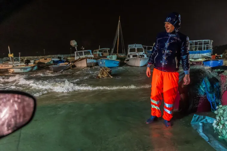 Poplavljeni objekti, kuće, riva i ulice: Pogledajte nezapamćene prizore iz Dalmacije