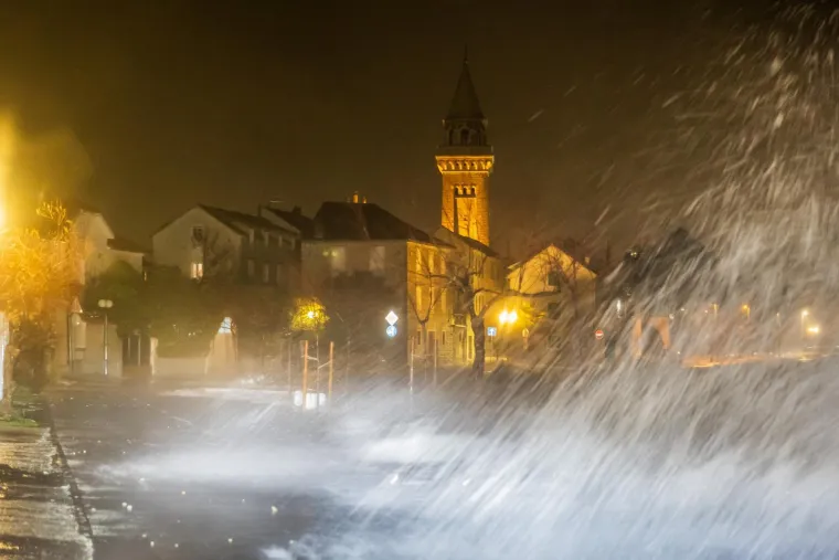 Poplavljeni objekti, kuće, riva i ulice: Pogledajte nezapamćene prizore iz Dalmacije