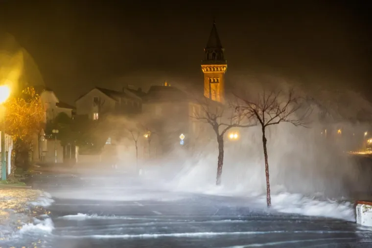 Poplavljeni objekti, kuće, riva i ulice: Pogledajte nezapamćene prizore iz Dalmacije