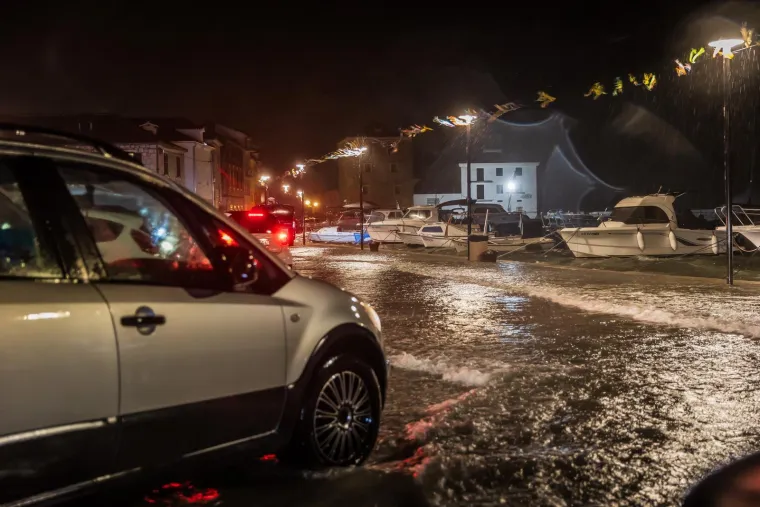 Poplavljeni objekti, kuće, riva i ulice: Pogledajte nezapamćene prizore iz Dalmacije