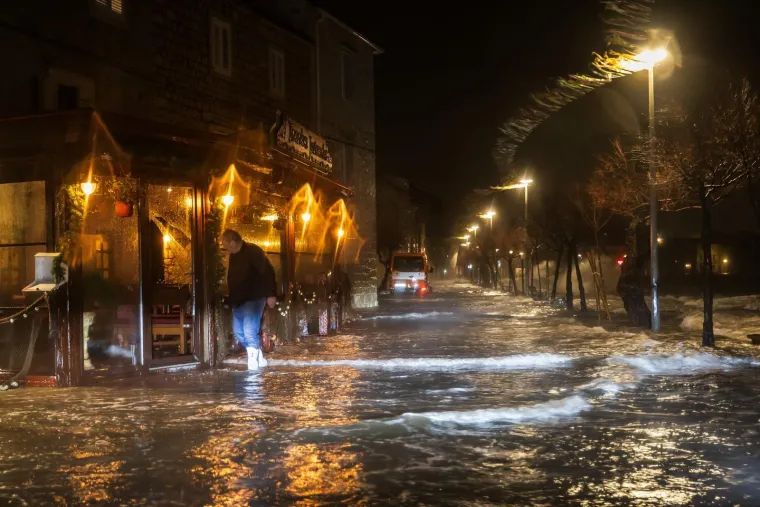Poplavljeni objekti, kuće, riva i ulice: Pogledajte nezapamćene prizore iz Dalmacije