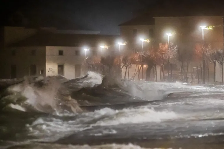 Poplavljeni objekti, kuće, riva i ulice: Pogledajte nezapamćene prizore iz Dalmacije