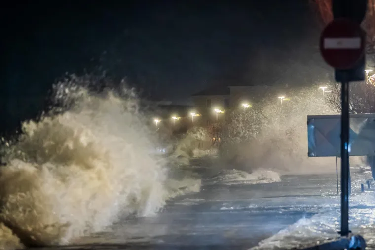 Poplavljeni objekti, kuće, riva i ulice: Pogledajte nezapamćene prizore iz Dalmacije