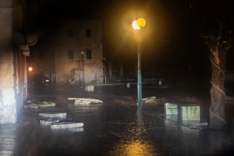 Poplavljeni objekti, kuće, riva i ulice: Pogledajte nezapamćene prizore iz Dalmacije