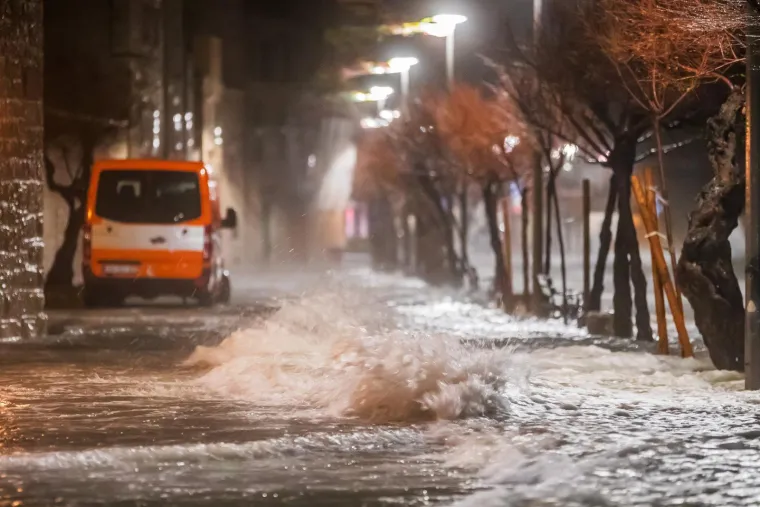 Poplavljeni objekti, kuće, riva i ulice: Pogledajte nezapamćene prizore iz Dalmacije