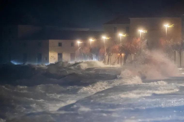 Poplavljeni objekti, kuće, riva i ulice: Pogledajte nezapamćene prizore iz Dalmacije