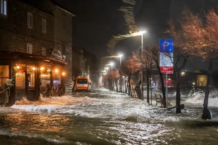 Poplavljeni objekti, kuće, riva i ulice: Pogledajte nezapamćene prizore iz Dalmacije
