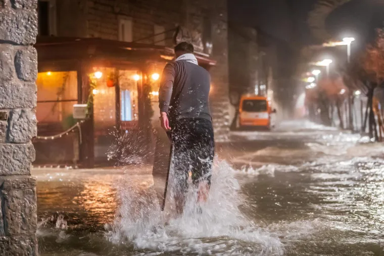 Poplavljeni objekti, kuće, riva i ulice: Pogledajte nezapamćene prizore iz Dalmacije