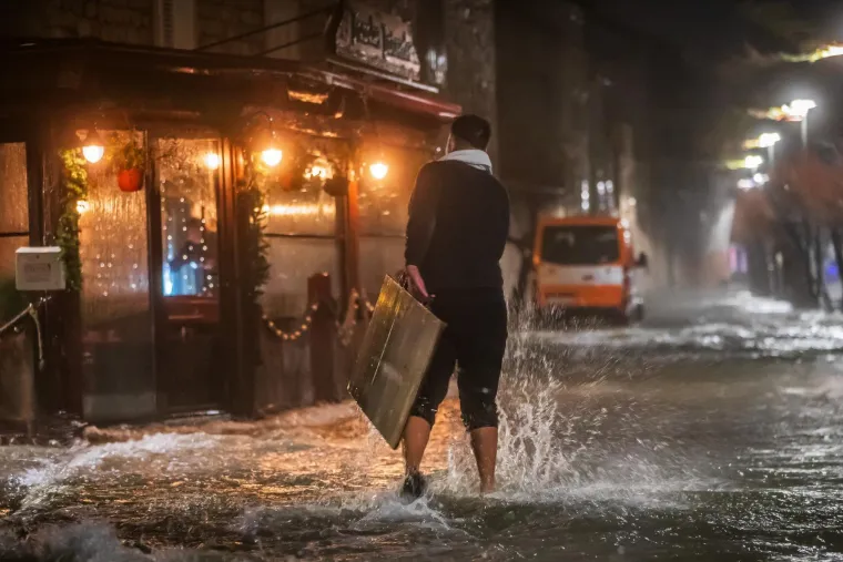 Poplavljeni objekti, kuće, riva i ulice: Pogledajte nezapamćene prizore iz Dalmacije