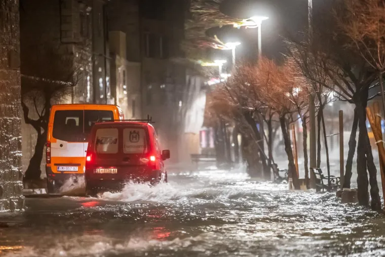 Poplavljeni objekti, kuće, riva i ulice: Pogledajte nezapamćene prizore iz Dalmacije