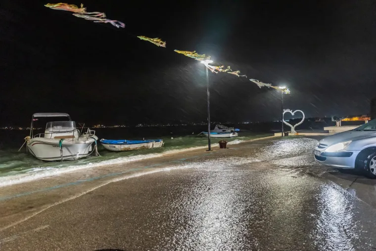 Poplavljeni objekti, kuće, riva i ulice: Pogledajte nezapamćene prizore iz Dalmacije