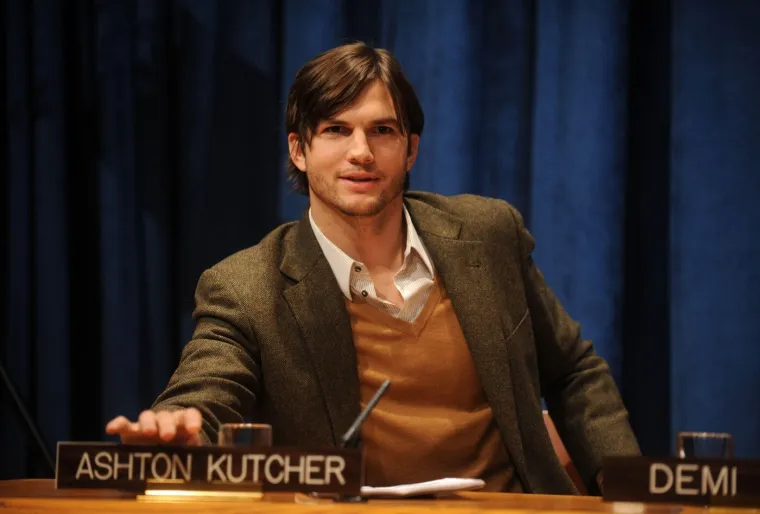 Stari li on uopće? Pogledajte kako se legendarni Ashton Kutcher mijenjao kroz godine