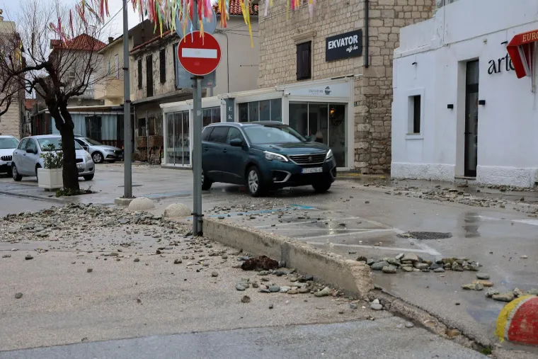 Jutro nakon olujnog juga i ekstremne plime: Razbijena riva, razvaljena vrata, brodice pod morem