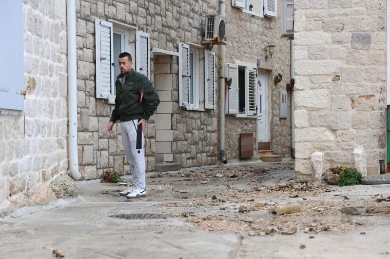 Jutro nakon olujnog juga i ekstremne plime: Razbijena riva, razvaljena vrata, brodice pod morem