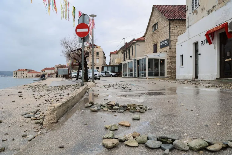 Jutro nakon olujnog juga i ekstremne plime: Razbijena riva, razvaljena vrata, brodice pod morem