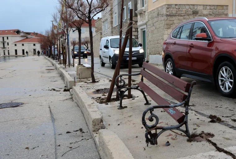 Jutro nakon olujnog juga i ekstremne plime: Razbijena riva, razvaljena vrata, brodice pod morem