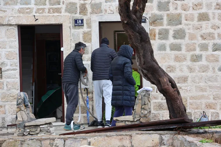 Jutro nakon olujnog juga i ekstremne plime: Razbijena riva, razvaljena vrata, brodice pod morem