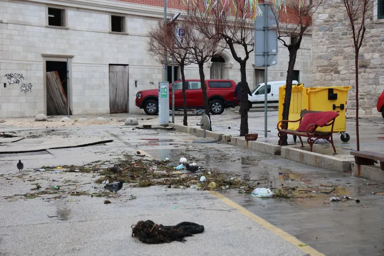 Jutro nakon olujnog juga i ekstremne plime: Razbijena riva, razvaljena vrata, brodice pod morem