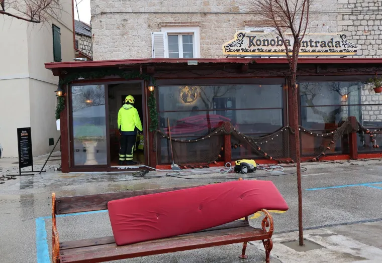 Jutro nakon olujnog juga i ekstremne plime: Razbijena riva, razvaljena vrata, brodice pod morem