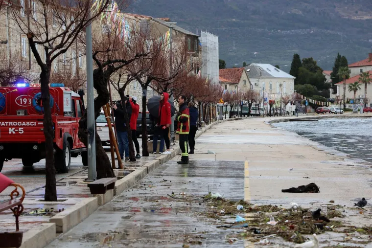 Jutro nakon olujnog juga i ekstremne plime: Razbijena riva, razvaljena vrata, brodice pod morem