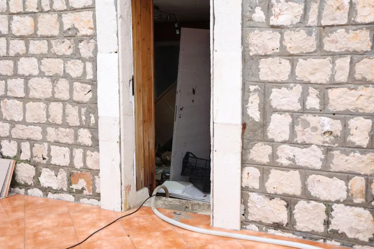 Jutro nakon olujnog juga i ekstremne plime: Razbijena riva, razvaljena vrata, brodice pod morem