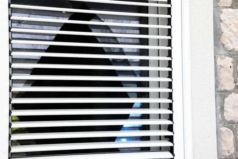 Jutro nakon olujnog juga i ekstremne plime: Razbijena riva, razvaljena vrata, brodice pod morem