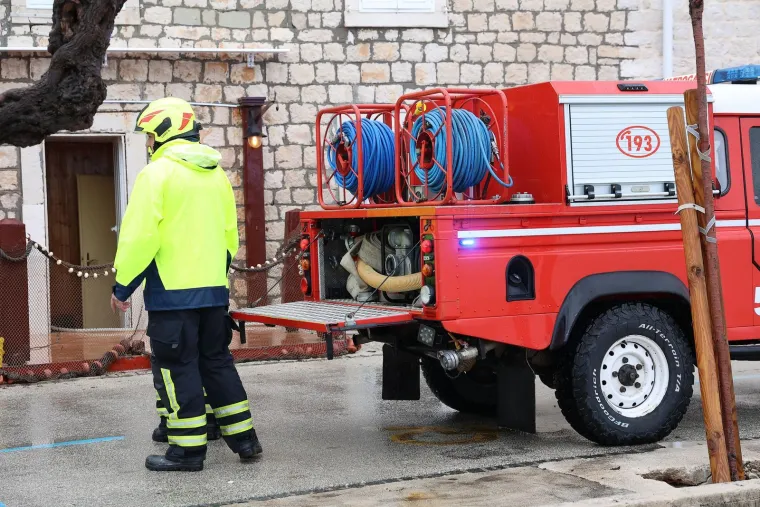 Jutro nakon olujnog juga i ekstremne plime: Razbijena riva, razvaljena vrata, brodice pod morem