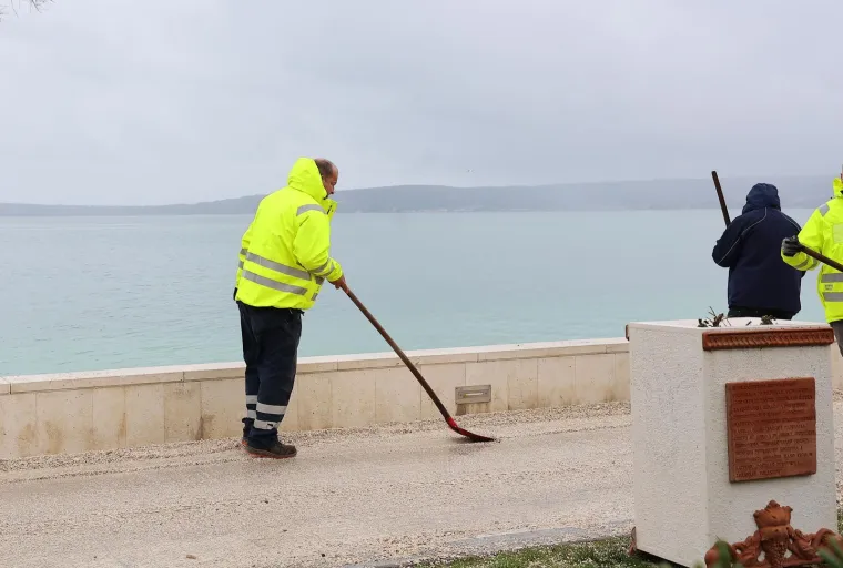 Jutro nakon olujnog juga i ekstremne plime: Razbijena riva, razvaljena vrata, brodice pod morem