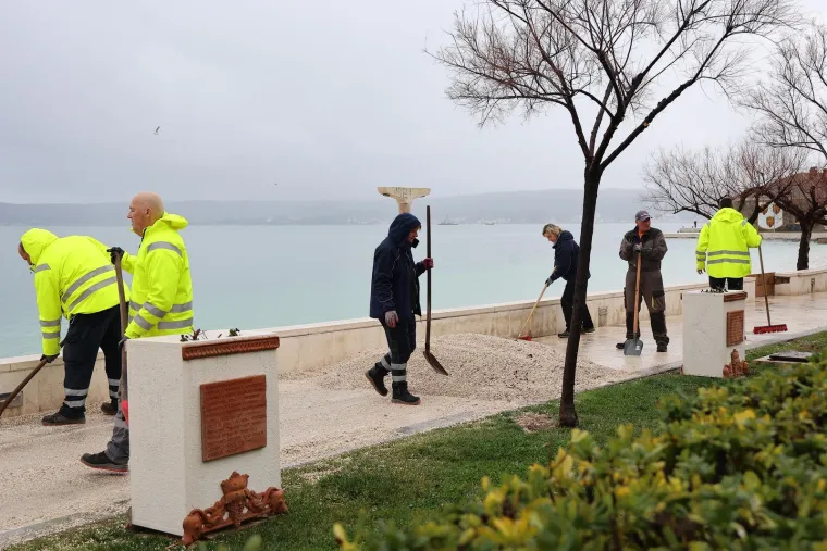 Jutro nakon olujnog juga i ekstremne plime: Razbijena riva, razvaljena vrata, brodice pod morem