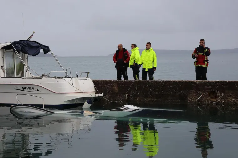 Jutro nakon olujnog juga i ekstremne plime: Razbijena riva, razvaljena vrata, brodice pod morem