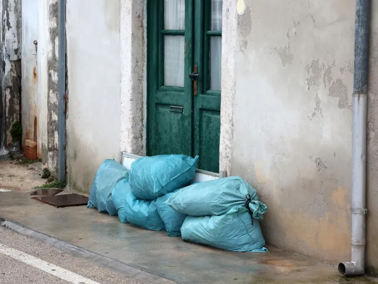 Jutro nakon olujnog juga i ekstremne plime: Razbijena riva, razvaljena vrata, brodice pod morem