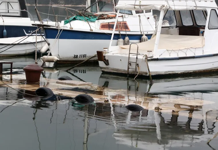 Jutro nakon olujnog juga i ekstremne plime: Razbijena riva, razvaljena vrata, brodice pod morem