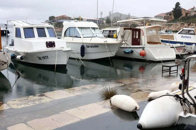 Jutro nakon olujnog juga i ekstremne plime: Razbijena riva, razvaljena vrata, brodice pod morem