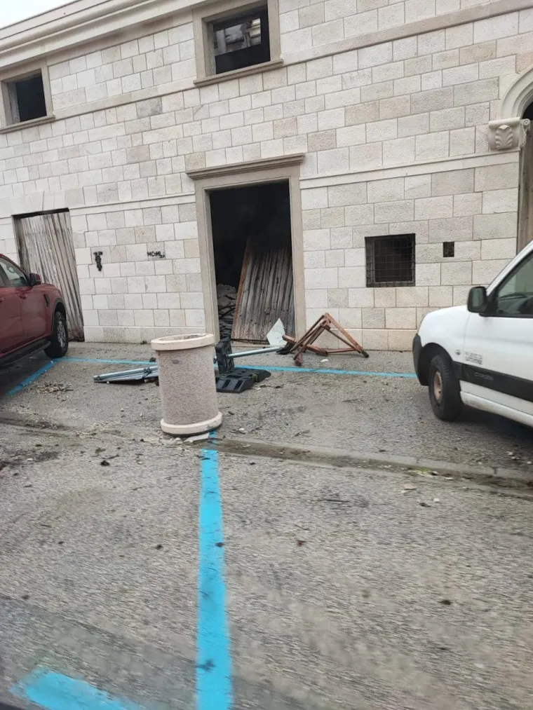 Jutro nakon olujnog juga i ekstremne plime: Razbijena riva, razvaljena vrata, brodice pod morem