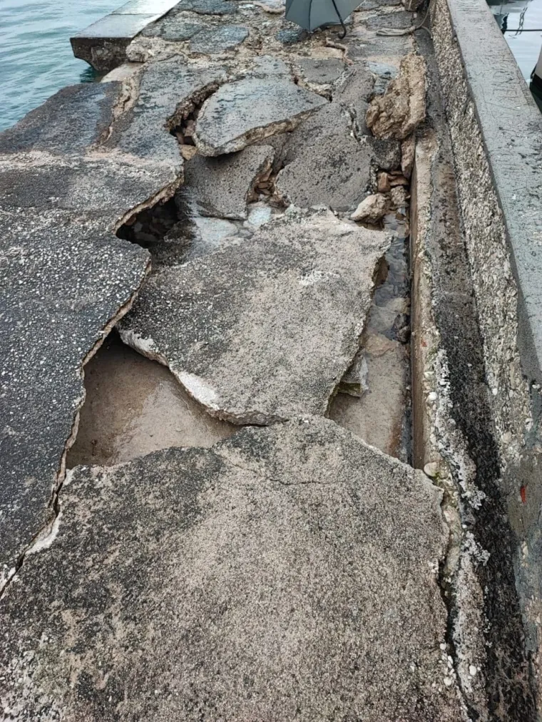 Jutro nakon olujnog juga i ekstremne plime: Razbijena riva, razvaljena vrata, brodice pod morem