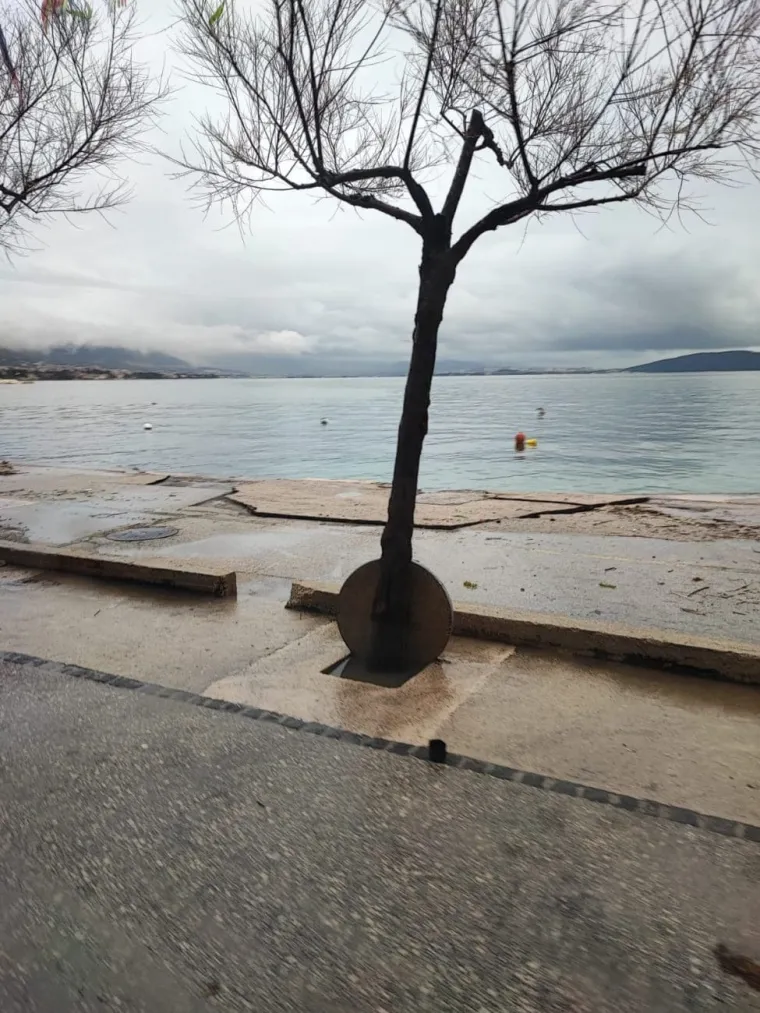 Jutro nakon olujnog juga i ekstremne plime: Razbijena riva, razvaljena vrata, brodice pod morem