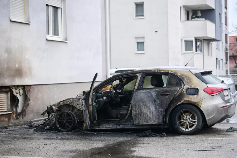 Mercedes u Zagrebu u potpunosti izgorio, vatra gutala i auto pored: Planulo je usred noći