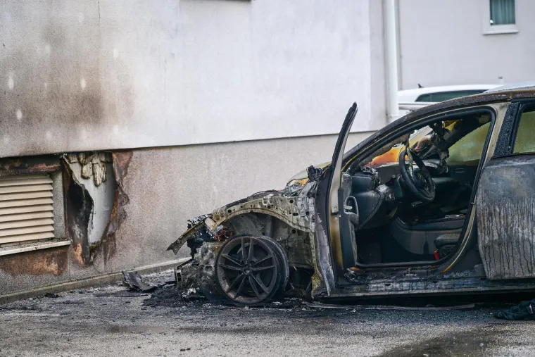 Mercedes u Zagrebu u potpunosti izgorio, vatra gutala i auto pored: Planulo je usred noći