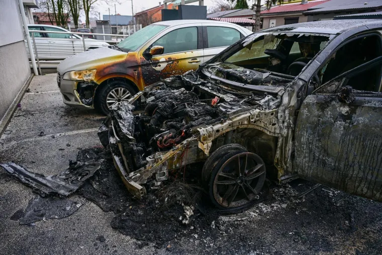 Mercedes u Zagrebu u potpunosti izgorio, vatra gutala i auto pored: Planulo je usred noći